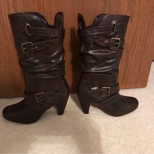 New w/o tags, never worn Dark Brown boots w/dark brass buckles 3”heels-size 9
